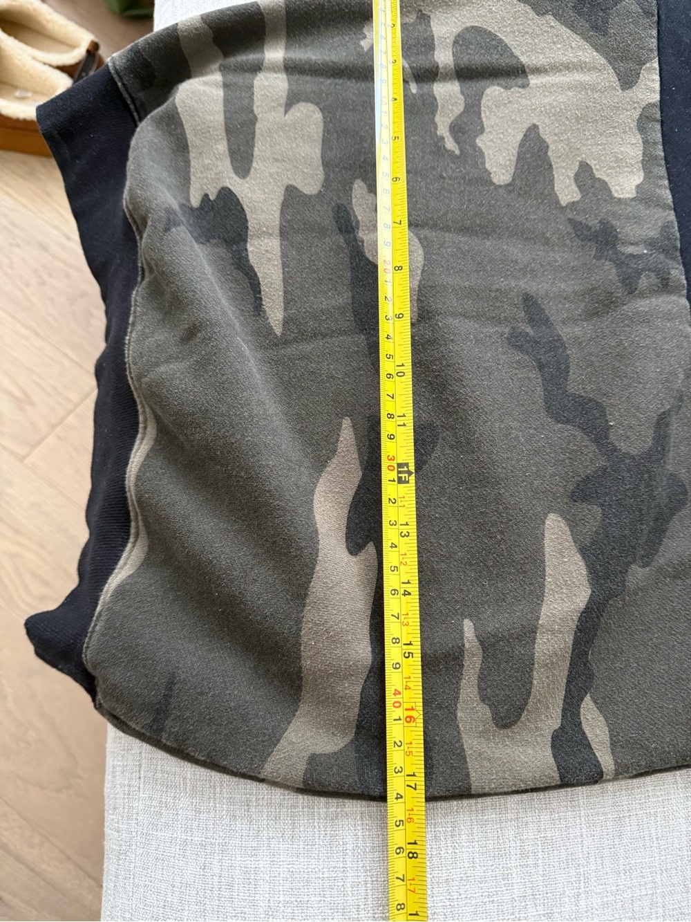 ARITZIA (TNA) Black & Olive Camo women’s Crewneck Sweater - Picture 5 of 6